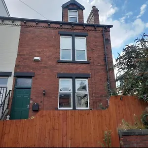 https://grove-house-4-bedroom-sleeps-8-only-1-mile-from-centre.yorkshirehotels.net